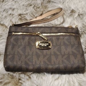 Micheal Kors Jet Set Wristlet